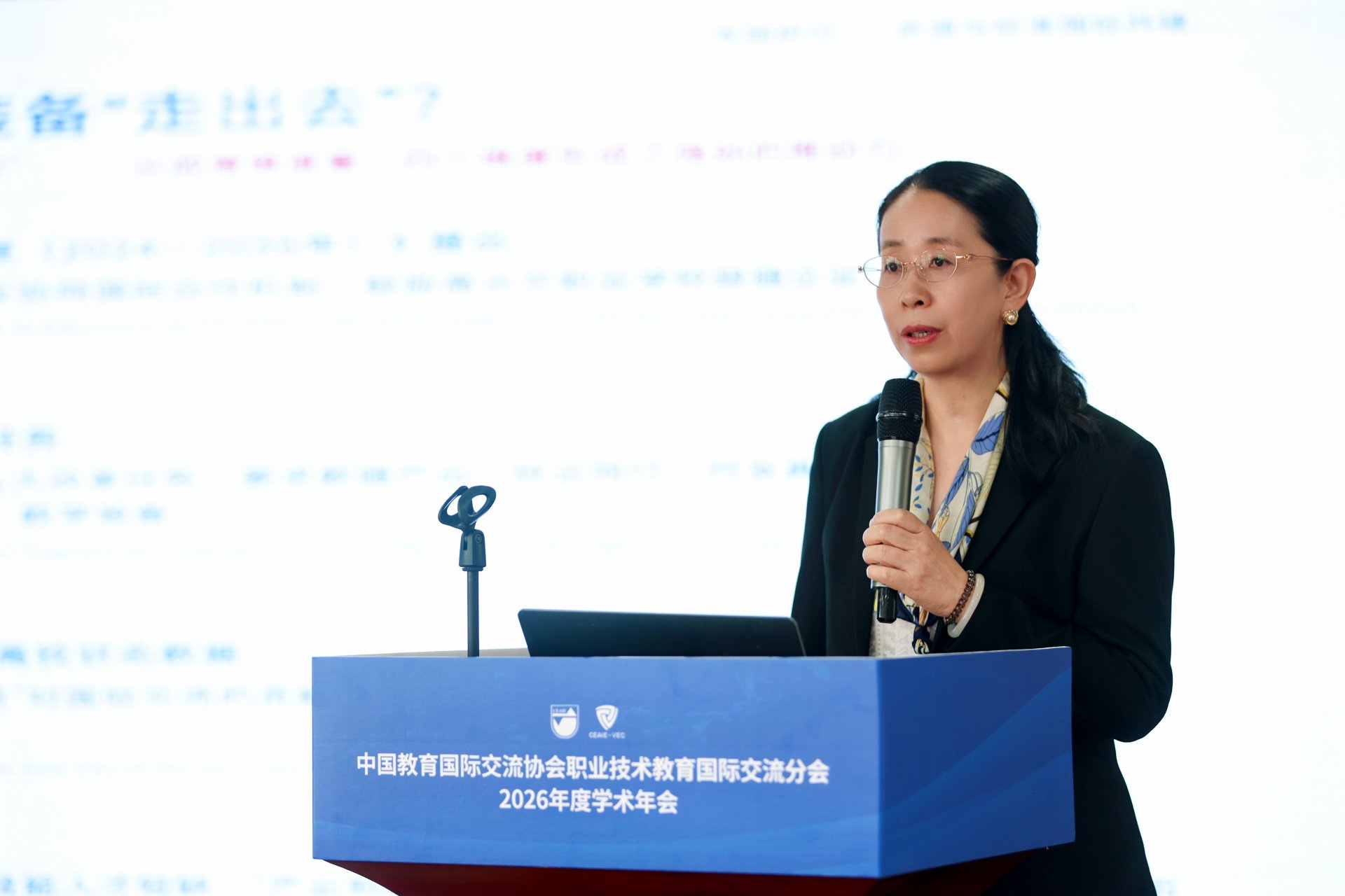 校长何学军